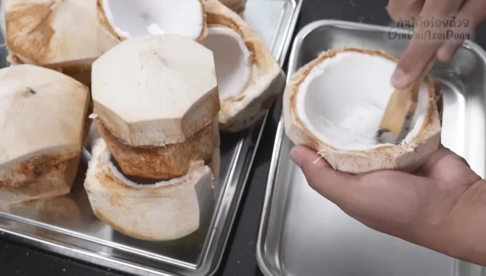 Prepare the coconut meat. Use a grater or electric screwdriver to scrape the flesh of young coconuts (2-2.5 layers of flesh) into thin strips.