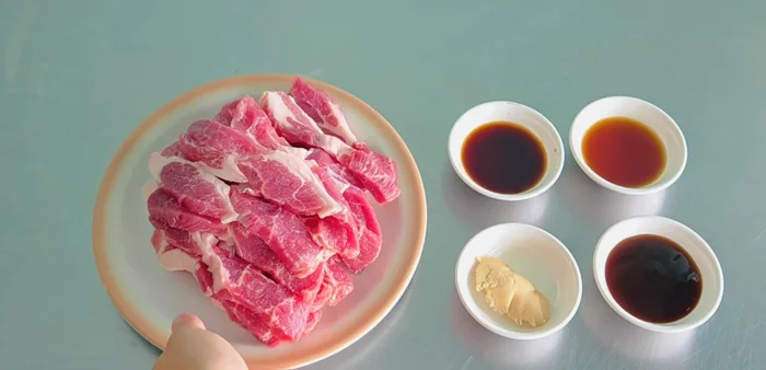 Cut pork neck meat into appropriately sized pieces (not too thick, not too thin).