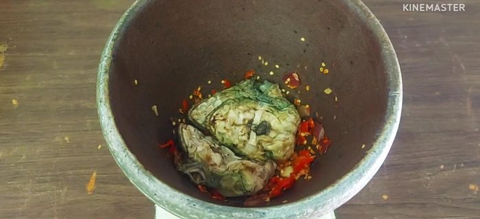 Add the frog meat (remove bones if desired) to the ground chili mixture and pound until fine.