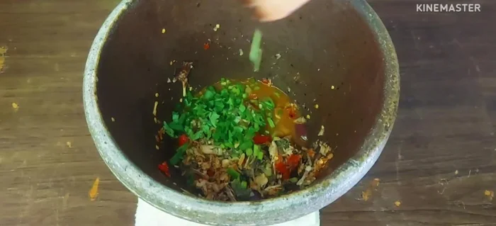 Add the chopped spring onions and Chinese celery to the frog mixture and mix well.