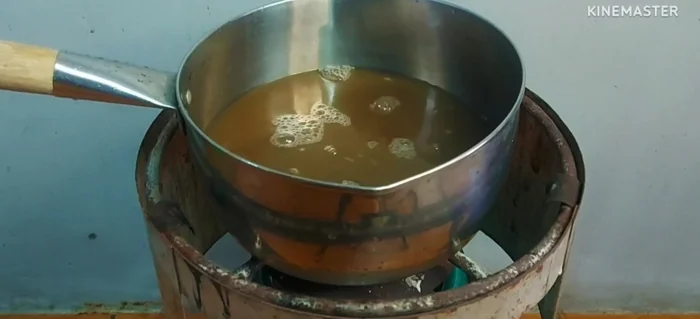 Boil the frogs with fish sauce until the meat is soft and tender.