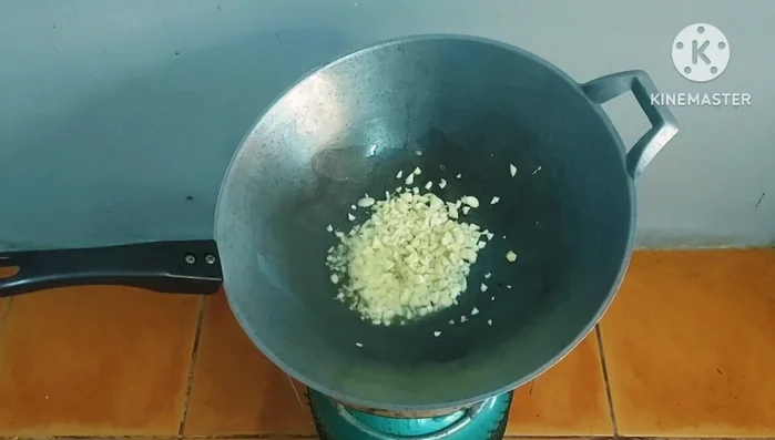 Fry the garlic until golden yellow and crispy. Set aside.