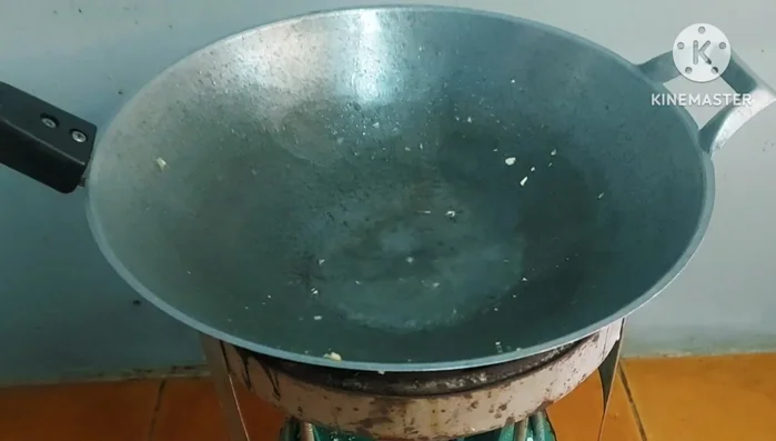 In the same pan, add a moderate amount of soy sauce, sugar, and oil to create the sauce. Add mussels and adjust seasoning to your preference.