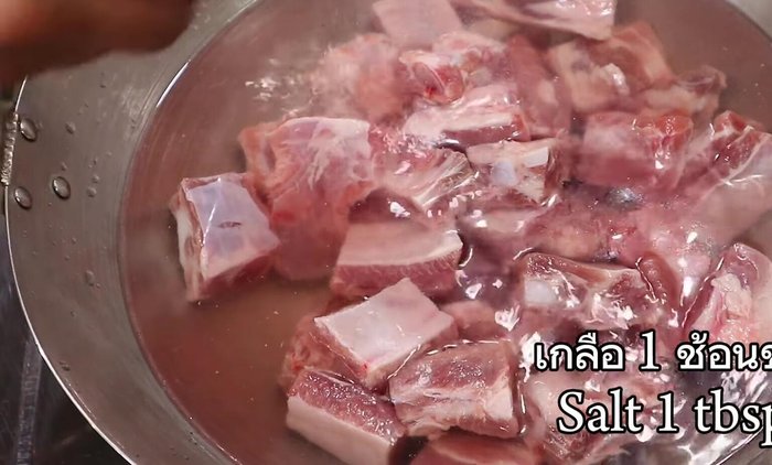 Prepare the Prik Krahieng paste and other seasonings. (Garlic, fish sauce, soy sauce, sugar).