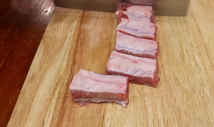 Prepare the pork ribs. (Cut into bite-sized pieces)