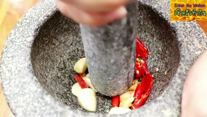 Stir-fry the garlic until fragrant.
