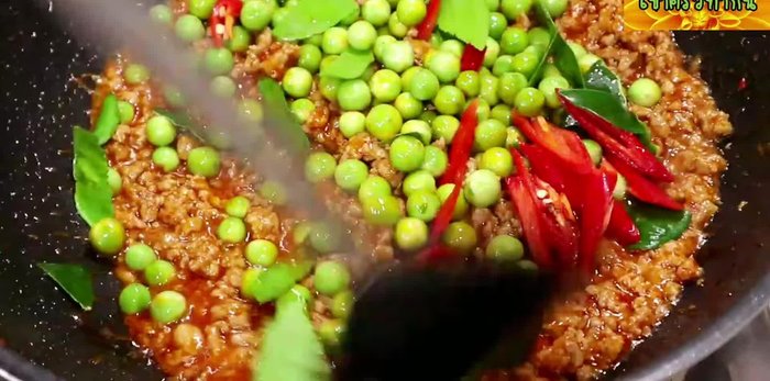 Prepare all ingredients. Chop the green eggplant and ground pork.