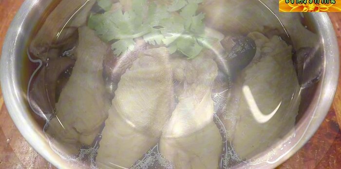 Prepare the chicken wings and shiitake mushrooms.