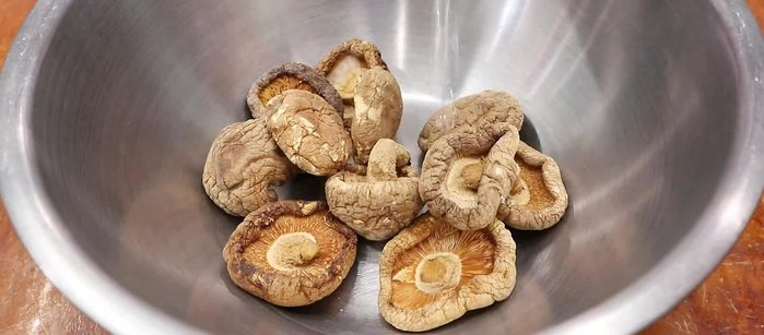 Prepare the pork bone and shiitake mushrooms.