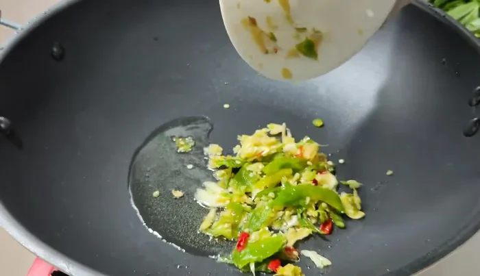 Add chili and garlic to the pan and stir-fry until fragrant.