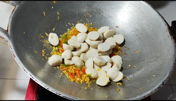 Add fish balls to the pan and stir-fry.