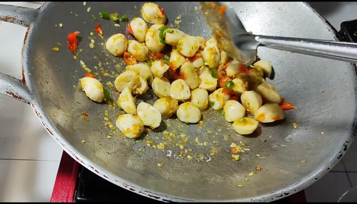 Add water used to rinse the mortar (or plain water), then add bamboo shoots.