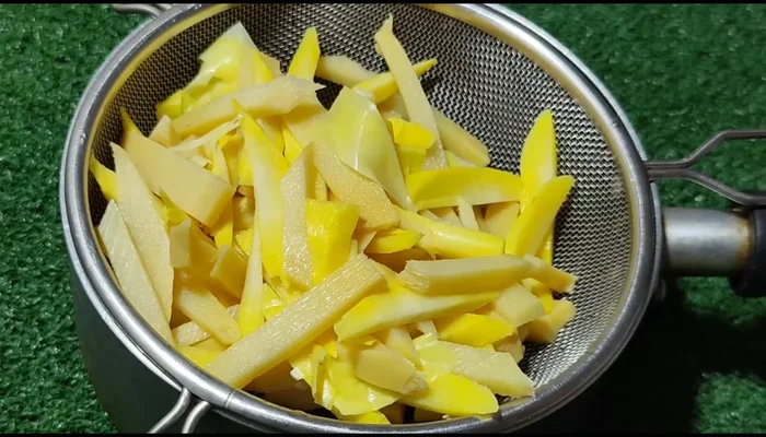Prepare bamboo shoots: Cut into desired shapes and wash 2-3 times.