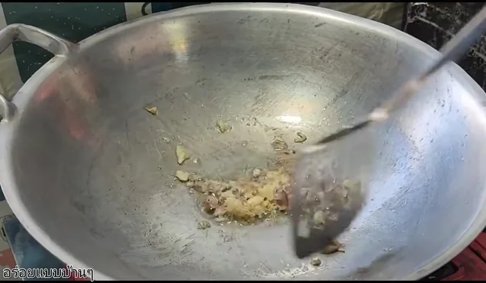 Heat oil in a pan, add garlic and fry until fragrant.