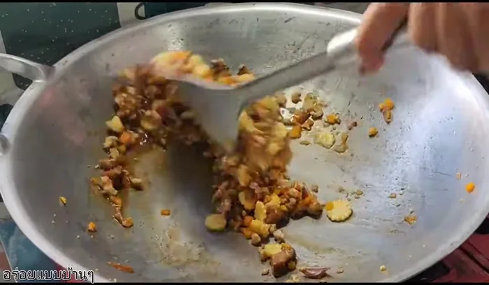 Add optional seasoning powder, ground Thai pepper.