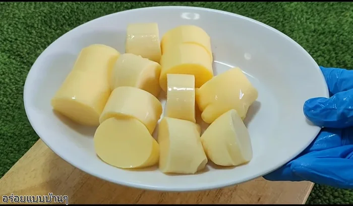Cut the tofu tubes into pieces and fry them until golden brown. (Use medium or low heat).
