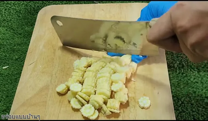 Chop the young corn, shiitake mushrooms (after soaking for 10 minutes), spring onions, and carrot.