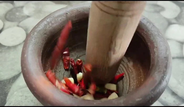Finely chop the garlic and chili peppers.