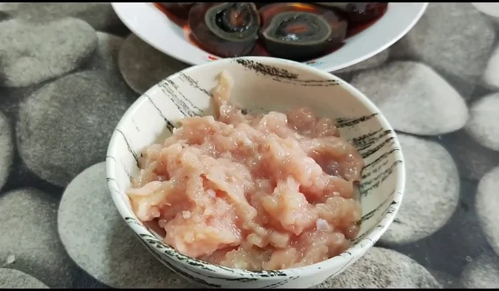 Prepare the minced chicken.