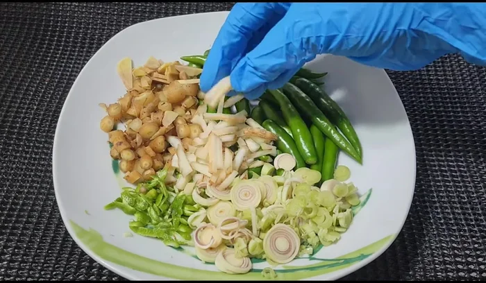 Prepare galangal (slice 5 pieces, use 2 tablespoons).