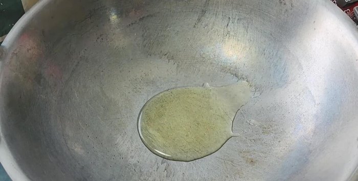 Heat a pan with oil. Add the chili and garlic paste, stir-frying until fragrant. Adjust the spiciness to your liking.
