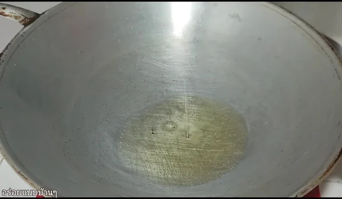 Heat a pan and add 2 tablespoons of cooking oil.