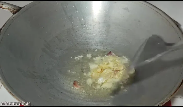 Add garlic and fry until yellow and fragrant.