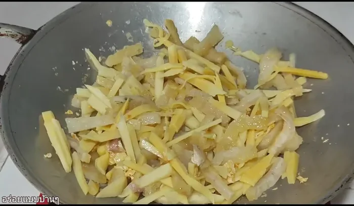 Add the glass noodles and a little water to cook.