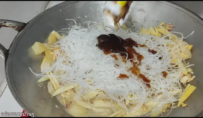 Season with 1 tablespoon of oyster sauce, a little seasoning sauce, light soy sauce, white sugar, and additional seasoning.