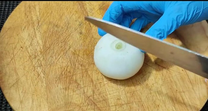 Prepare the bouncy pork. Cut the pork into individual balls.