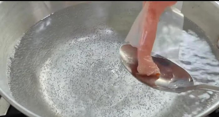 Boil water in a pot. Once boiling, add the bouncy pork balls. They are cooked when they float to the surface.