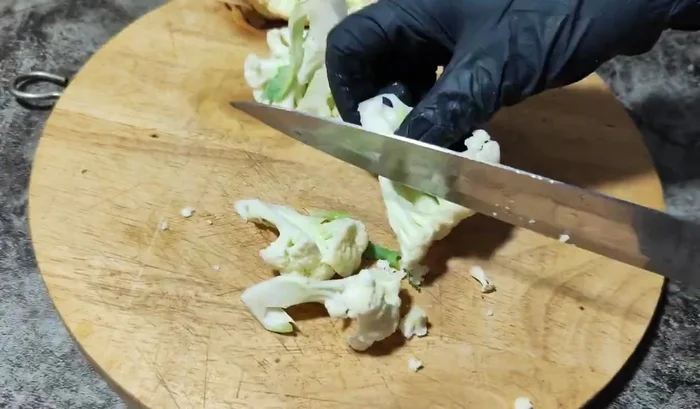 Chop the cauliflower into bite-sized pieces. Wash thoroughly.