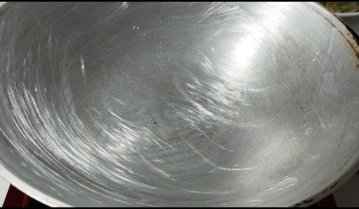 Heat a pan and add 1-2 tablespoons of cooking oil.