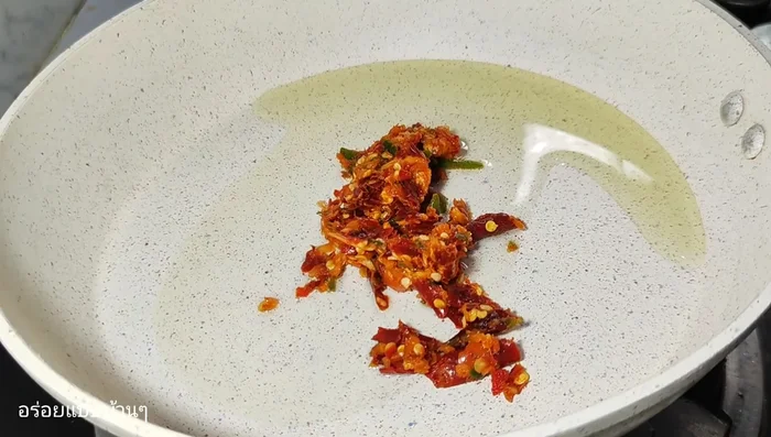 Heat a pan with a little oil. Add the chili and garlic, stir-frying until fragrant.