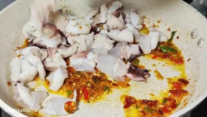 Add the squid jaws and long beans to the pan.