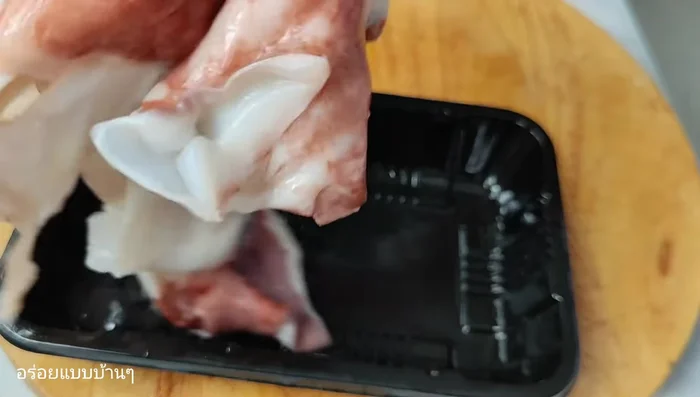 Wash and cut the squid jaws into bite-sized pieces. You can create stripes for a nicer presentation.