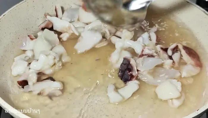 Boil the squid briefly until cooked, then rinse with cold water to cool.