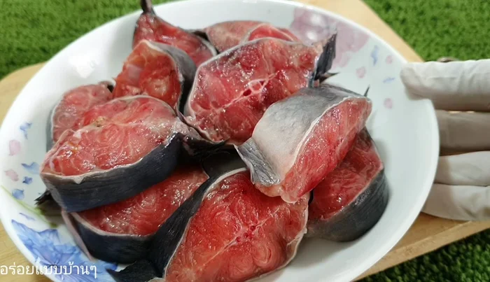 Wash the catfish thoroughly with salt water until the mucus is gone.