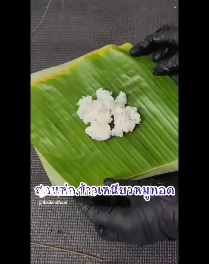 Prepare sticky rice and fried pork: Soak banana leaves in water. Place sticky rice in the banana leaf, top with fried pork.