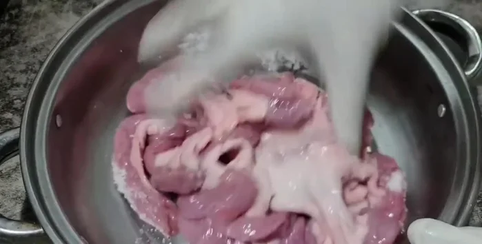 Wash the intestines thoroughly.