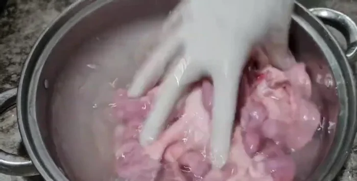 Rinse the intestines thoroughly with water to remove the salt. Repeat this washing process twice.