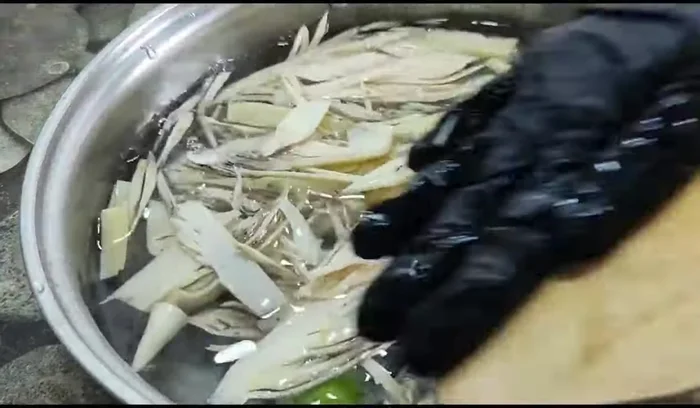 Soak the cut banana blossom in salt water and lemon juice for 5-10 minutes.