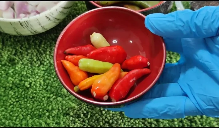 Prepare the chili peppers. Wash and thoroughly clean the chili peppers.