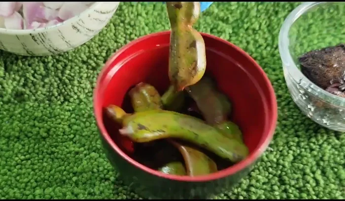 Prepare the young tamarind. Wash it thoroughly to remove the brown coating. Scrape off any remaining coating completely.