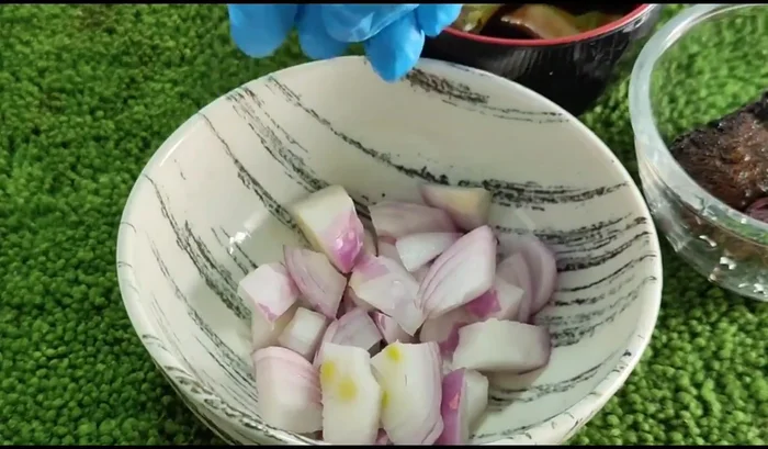 Prepare the shallots. Peel and cut 4-5 shallots. Chop them for easier pounding.