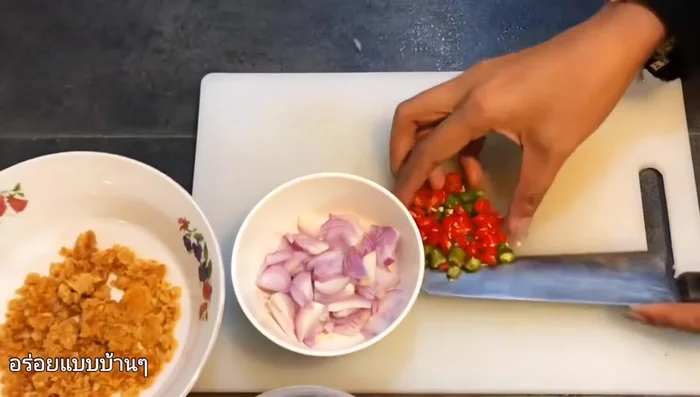 Add the chopped shallots and sliced chili into a bowl.