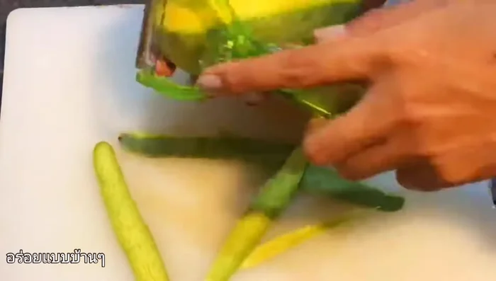 Peel the mango and cut it into pieces.