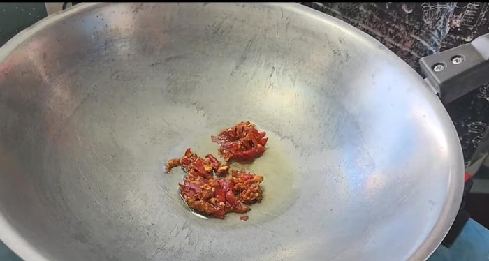 Add the pounded chili paste and stir-fry until fragrant.