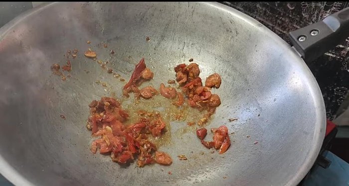 Add the sesbania flowers and stir-fry.