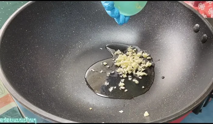 Heat oil in a pan. Add garlic and fry until yellow and fragrant.